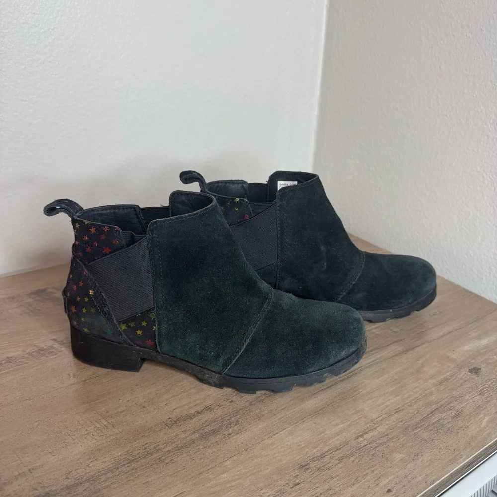 Sorel Youth Emelie Chelsea Booties Girl's Black Suede Rainbow Stars